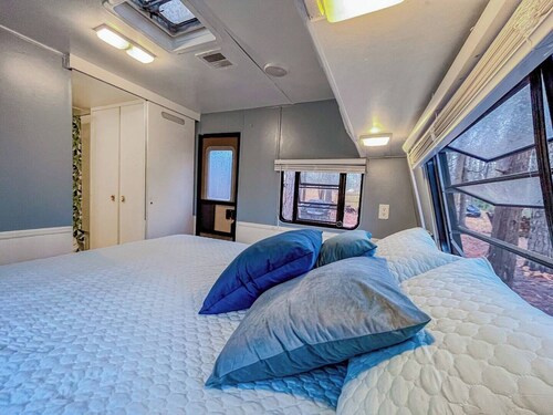 Cozy camp cabin & RV with fire pit, outdoor dining, games, kayaks and more!