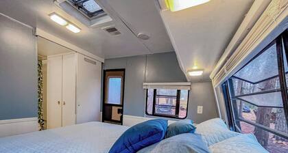 Cozy camp cabin & RV with fire pit, outdoor dining, games, kayaks and more!
