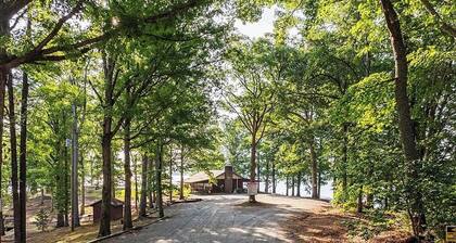 Cozy camp cabin & RV with fire pit, outdoor dining, games, kayaks and more!