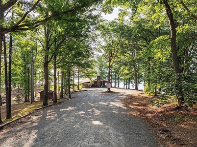 Cozy camp cabin & RV with fire pit, outdoor dining, games, kayaks and more!