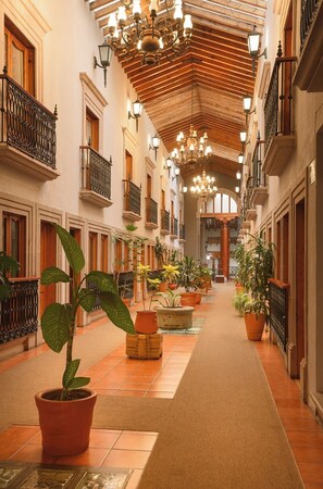Comfort Triple Room, Courtyard View | Desk, blackout drapes, iron/ironing board, free WiFi - HOTEL BOUTIQUE GRAND MAYES (Pátzcuaro)