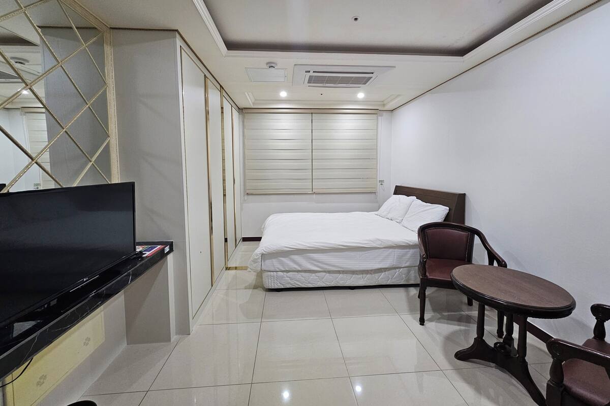 Deluxe Double Room, City View | Blackout curtains, free WiFi