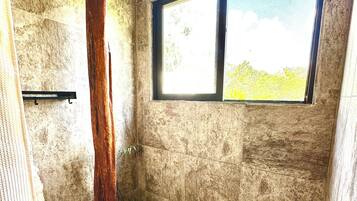 Single Room, Balcony | Bilik Mandi | Kelengkapan dandanan diri mesra alam