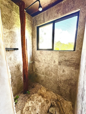 Chambre simple, balcon | Salle de bain | Articles de toilette écologiques