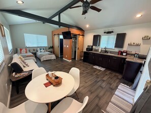 WiFi, bed sheets - Lovely studio retreat in Keaau perfect getaway. Auto gate, security cameras (Keaau)