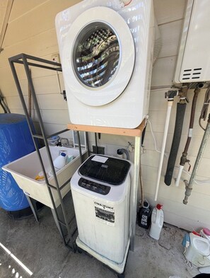 Property grounds - Lovely studio retreat in Keaau perfect getaway. Auto gate, security cameras (Keaau)
