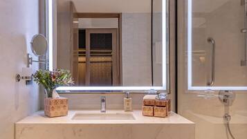 Shower, rainfall showerhead, free toiletries, hair dryer