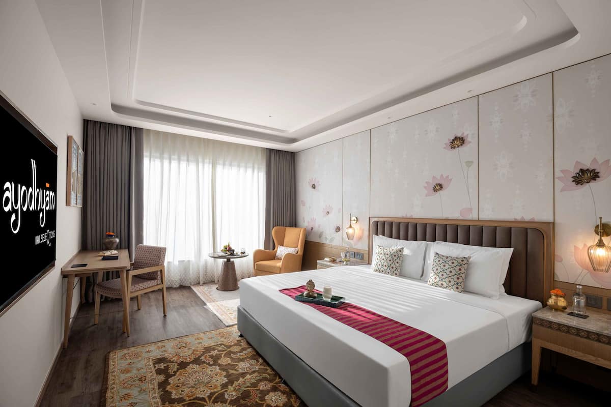 Habitación Deluxe, 1 cama King size | Ropa de cama de alta calidad y caja de seguridad en la habitación