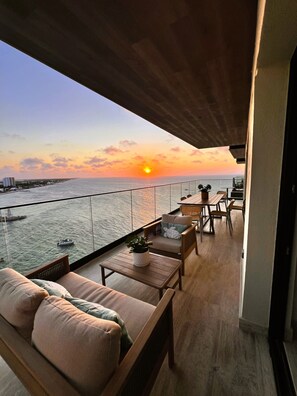Outdoor dining - Amazing sunsets from the top of the Ocean (Progreso)