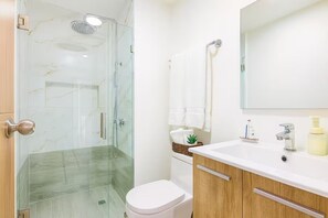 Shower, hair dryer, towels, soap - Stylish 2-bedroom apartment in Boca Chica steps away from the Beach (Boca Chica)