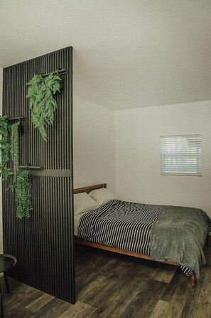 1 bedroom, free WiFi, bed sheets - Sugar Pine Cabin | Tiny House (Josephine County)