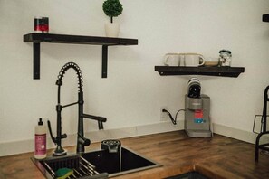 Refrigerador, microondas, cafetera y tetera y utensilios de cocina 