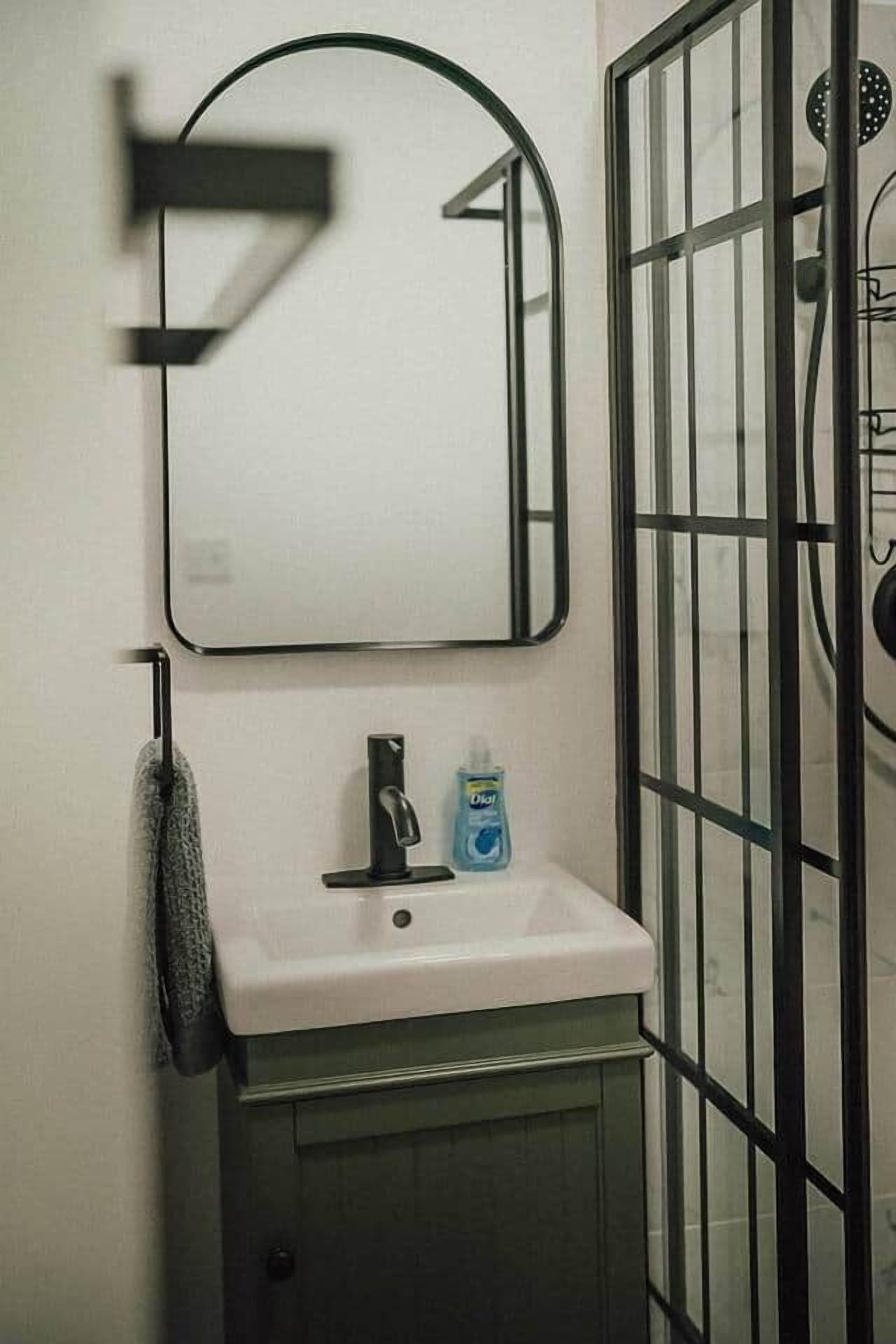 Een douche, een haardroger, handdoeken, zeep
