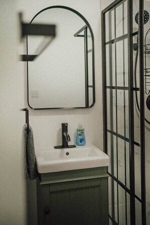 Shower, hair dryer, towels, soap - Sugar Pine Cabin | Tiny House (Josephine County)