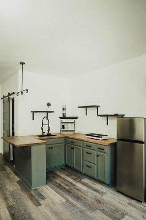 Fridge, microwave, coffee/tea maker, cookware/dishes/utensils - Sugar Pine Cabin | Tiny House (Josephine County)