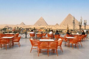 تناول الطعام بالخارج