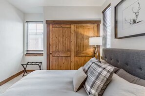 2 bedrooms, iron/ironing board, WiFi, bed sheets - Family Escape on Main Street Frisco (Frisco)