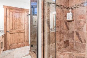 Shower, hair dryer, towels, soap - Family Escape on Main Street Frisco (Frisco)