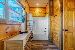 Hair dryer, towels, soap, shampoo - The Smokies Dream Lodge – Indoor Pool+Hot Tub & Epic Fun! (Sevierville)