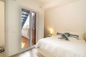 Tabla de planchar con plancha, cuna de viaje, wifi gratis y ropa de cama