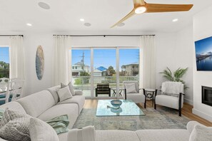 Smart TV, table football - Luxurious Tropical Backyard Oasis | 4BR, Pool, Hot Tub & BBQ Grills 🍹 (Cocoa Beach)