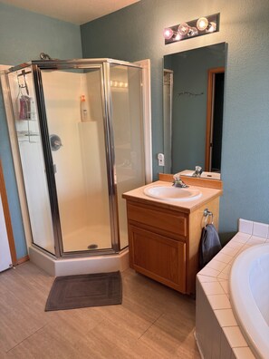 Shower, hair dryer, towels, soap - Cozy 2-bedroom townhome in Eagle Crest with AC and gym access (Redmond)