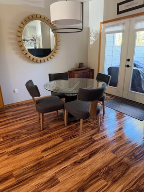 Dining - Cozy 2-bedroom townhome in Eagle Crest with AC and gym access (Redmond)