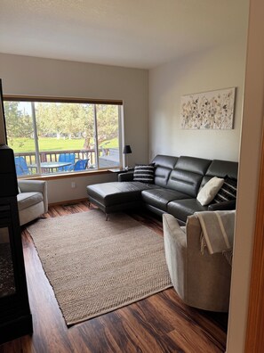 Living area - Cozy 2-bedroom townhome in Eagle Crest with AC and gym access (Redmond)