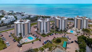 Un hôtel de grande hauteur doté de nombreux balcons, d’une piscine et offrant une vue sur l’océan.