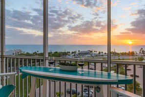Outdoor dining - Panoramic Beach Oasis – Barefoot & Bonita Beach - Newly Renovated. 2 New Bikes. (Bonita Springs)