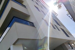 Ein mehrgeschossiges Gebäude mit Balkonen und Fenstern.