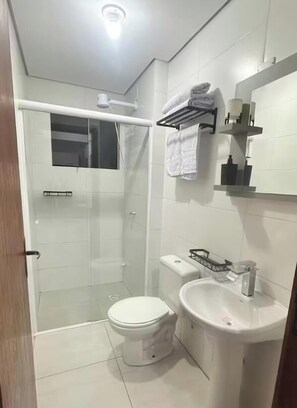 Ducha, toallas, jabón y papel higiénico