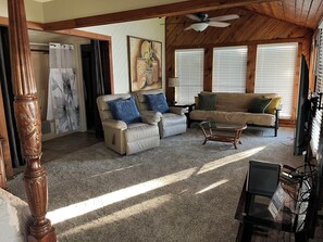 Smart TV - Big spacious home, 6 kayaks, firepit, fishing, boat space, next to Goat Island. (Trinity)