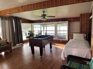 4 bedrooms, iron/ironing board, free WiFi, bed sheets - Big spacious home, 6 kayaks, firepit, fishing, boat space, next to Goat Island. (Trinity)