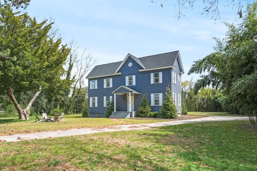Farmhouse Sunrise | Upper-level renovated home - a boater