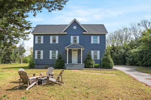 Farmhouse Sunset | Renovated Duplex - A Boater