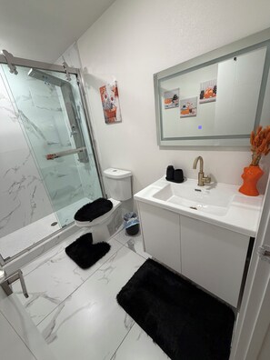 Regadera, toallas, jabón, papel de baño 