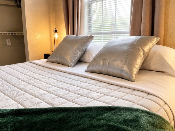 Tabla de planchar con plancha, wifi y ropa de cama