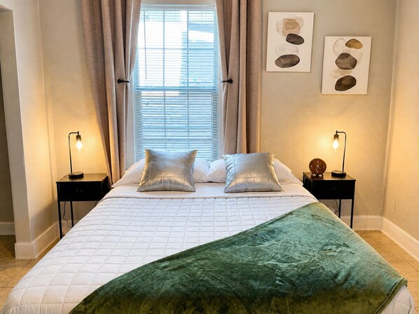 Tabla de planchar con plancha, wifi y ropa de cama 