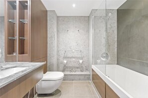 Shower, bidet, towels, soap - Chic Riverside Retreat | On the Thames (London)