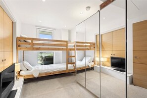 3 bedrooms, iron/ironing board, free WiFi, wheelchair access - Chic Riverside Retreat | On the Thames (London)