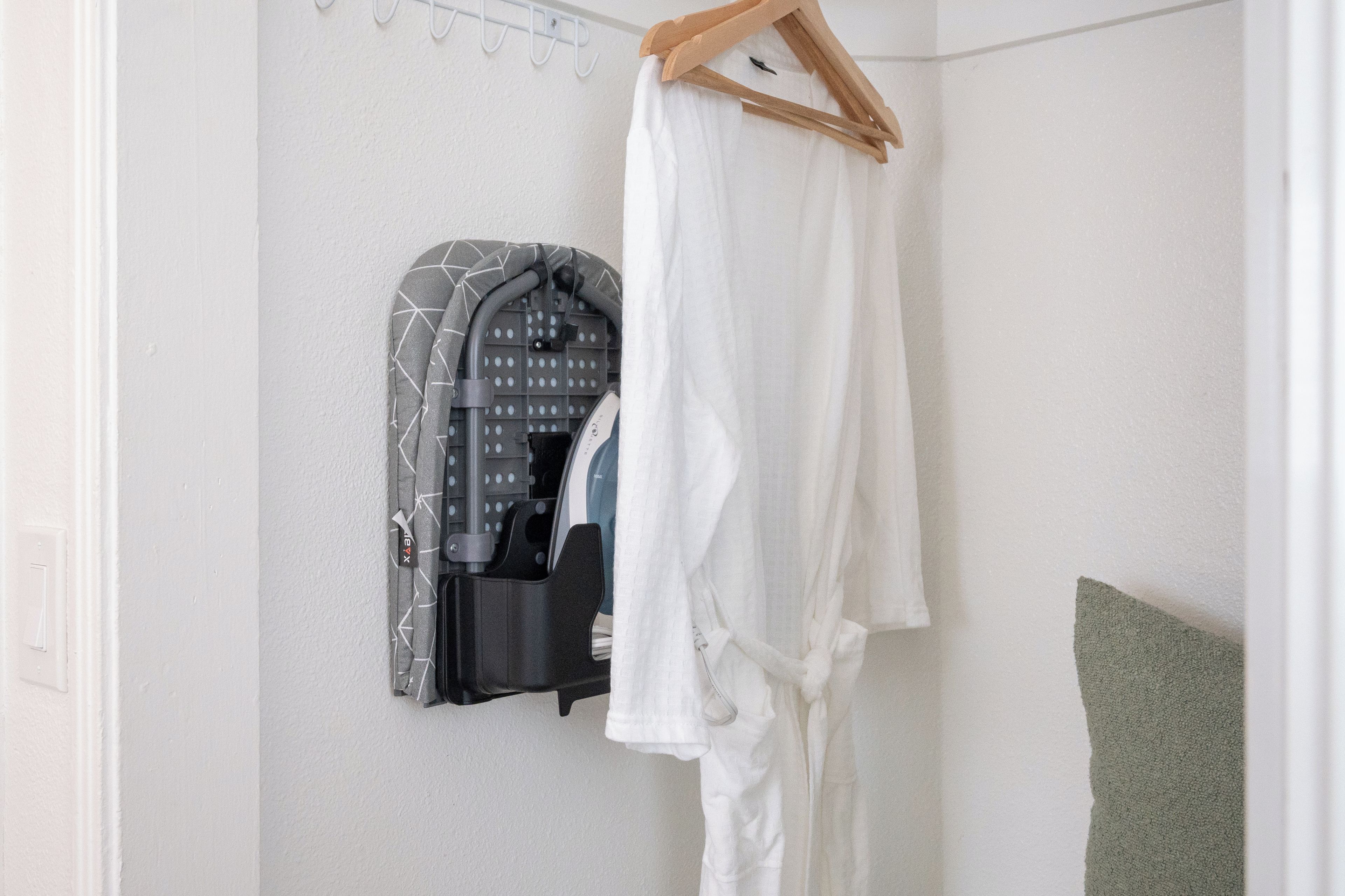 Ein Badezimmer mit Handtuchhalter, Spiegel und Duschbereich.