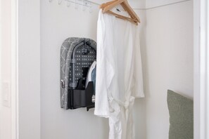 Une salle de bain équipée d’un porte-serviettes, d’un miroir et d’un espace douche.