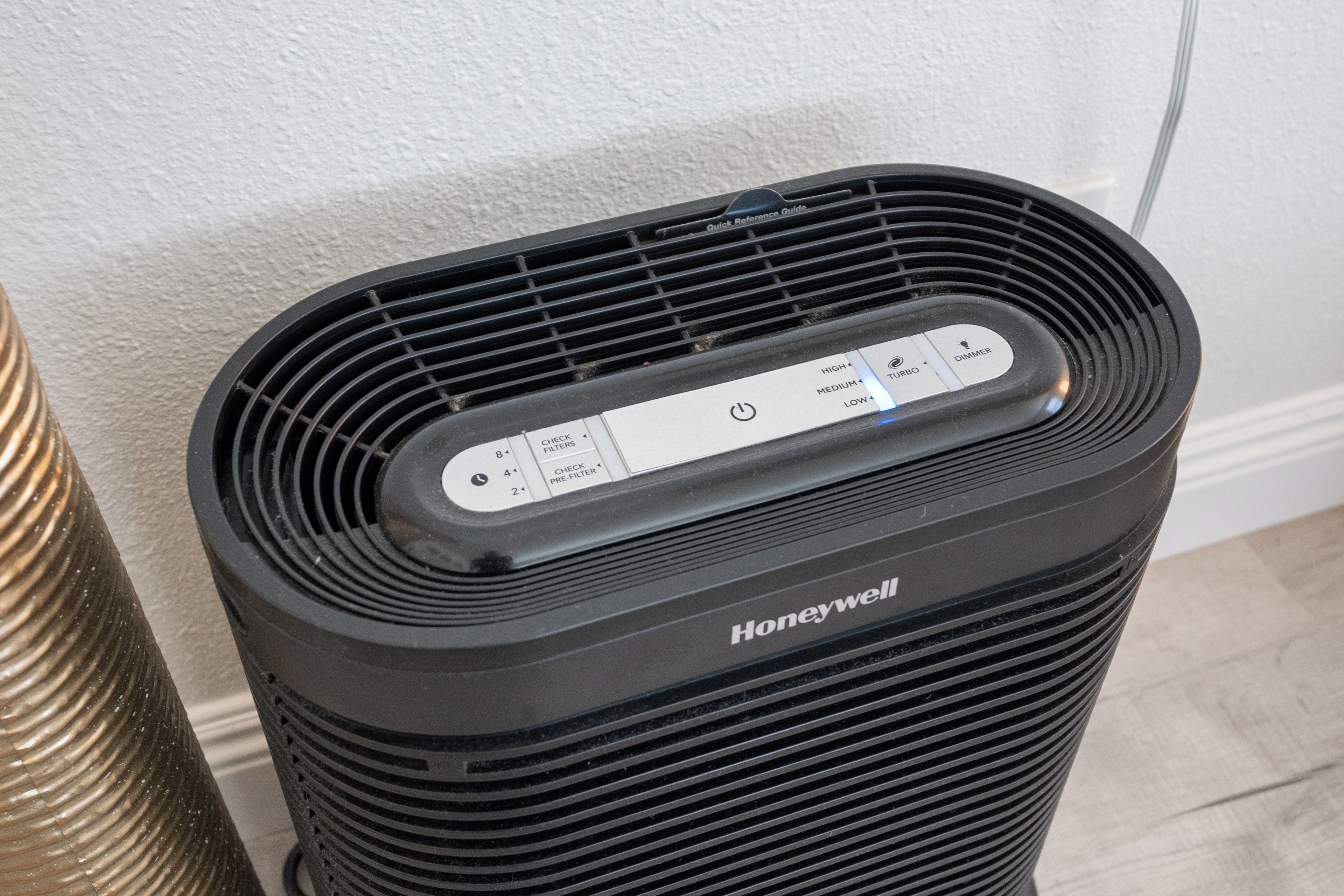 Un purificateur d’air Honeywell doté d’un panneau de commande offrant des options telles que les modes « Turbo » et « intensité variable ».