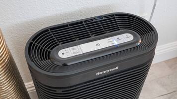 Un purificateur d’air Honeywell doté d’un panneau de commande offrant des options telles que les modes « Turbo » et « intensité variable ».