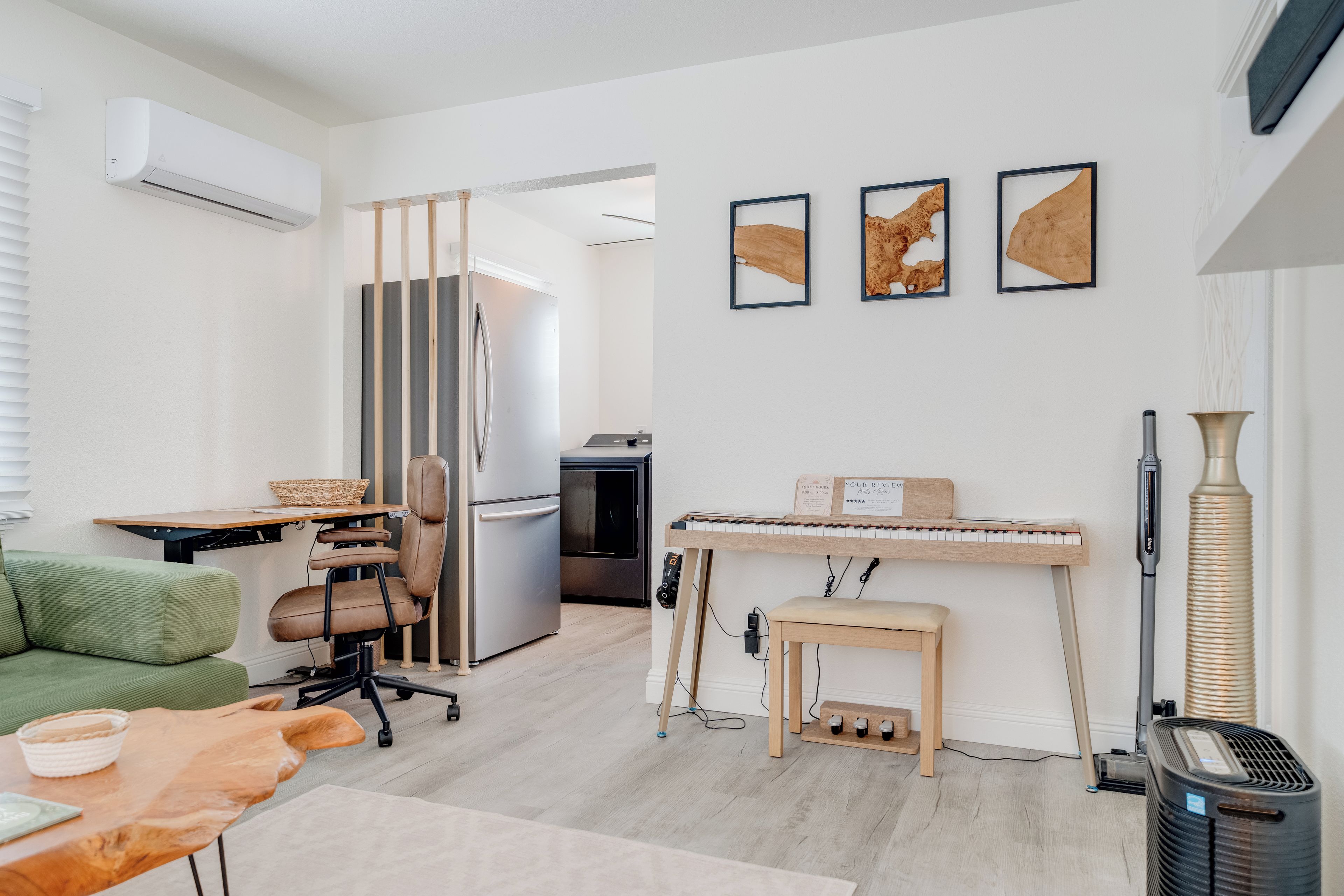 Un espacio habitable moderno con cocina, comedor y zona de estar.