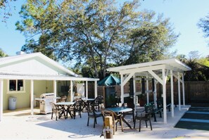 Outdoor dining - Vrbo Property (Naples)