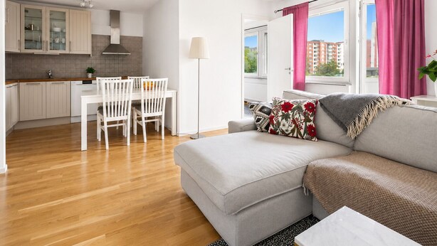 A modern apartment with a dining area, kitchen, and living room. - Room-elegant Central Apartment Room in A (Kista)