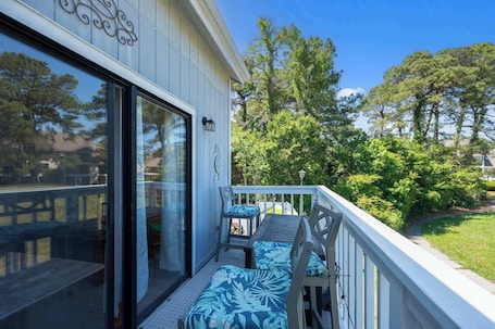 Property grounds. Relaxing Place to Stay, 2BR, Golf Colony with Pool