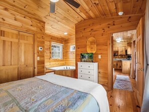 1 bedroom, iron/ironing board, free WiFi, bed sheets - The Quiet Chimney @ Lake Lure (Lake Lure)